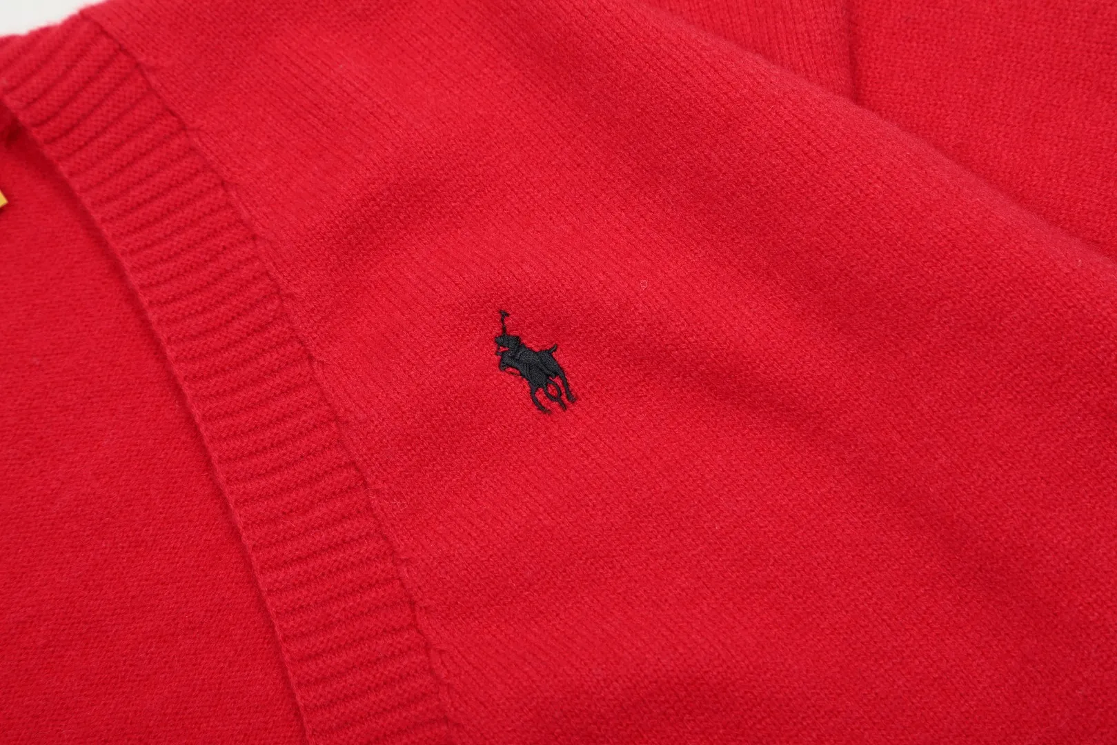 🅿️220 "Top quality" Style number: DS016# [Ralph Lauren V-neck solid color pony embroidered logo woolen knitted shawl cardigan] ✅Ralph Lauren Lazy‌oversize style basic classic versatile ten-color shawl cardigan ✅Main supplier platform live broadcast Wholesale entity Replenishment when out of stock No removal from shelves ✅ZP quality 1:1 version Scan the code to enter the GF website Counter quality ✅Details and quality are the only one in Guangzhou. Light luxury wool. Focus on high-end. Cost-effective. Good quality. Needless to say. ✅Restore the original version. Can wear 190 pounds. Loose, comfortable and stress-free. ✅Loose upper body, oversize and lazy style. Must-have style for goddess ootd. ✅Good-looking clothes are never picky. Recommended for goddess wardrobe. Taro Purple, Light Khaki, Chinese Red, Anchor Red